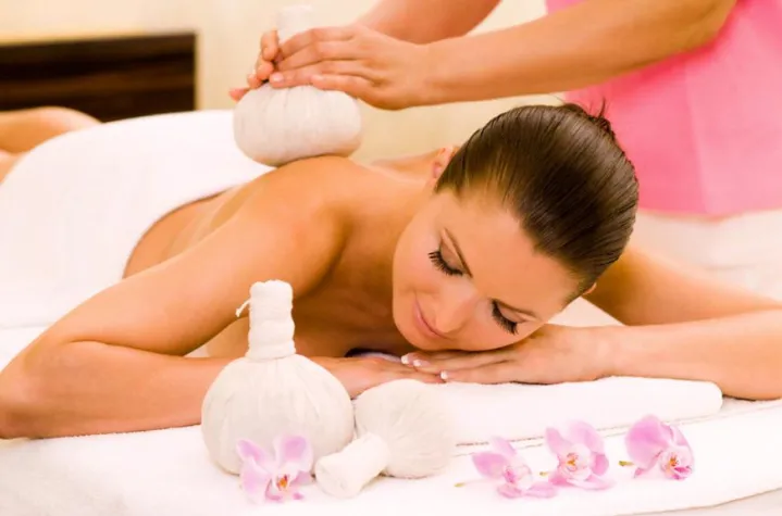 Bild: Anleitung zur Kräuterstempel-Massage