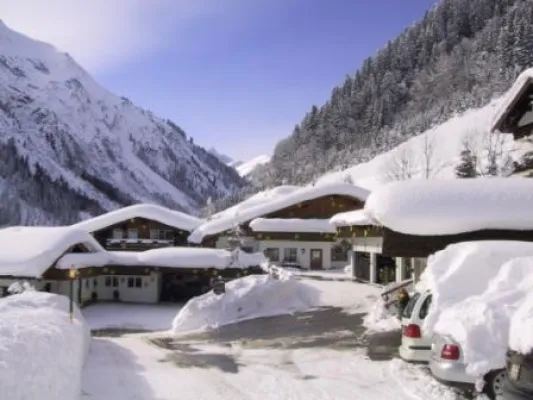 Bild: Winterfreuden in den Bergen: Traumurlaub für Eltern und Kinder im Hotel Rosenhof mit dem Super-Familienangebot