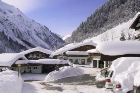 Winterfreuden in den Bergen: Traumurlaub für Eltern und Kinder im Hotel Rosenhof mit dem Super-Familienangebot Bild: Winterfreuden in den Bergen: Traumurlaub für Eltern und Kinder im Hotel Rosenhof mit dem Super-Familienangebot
