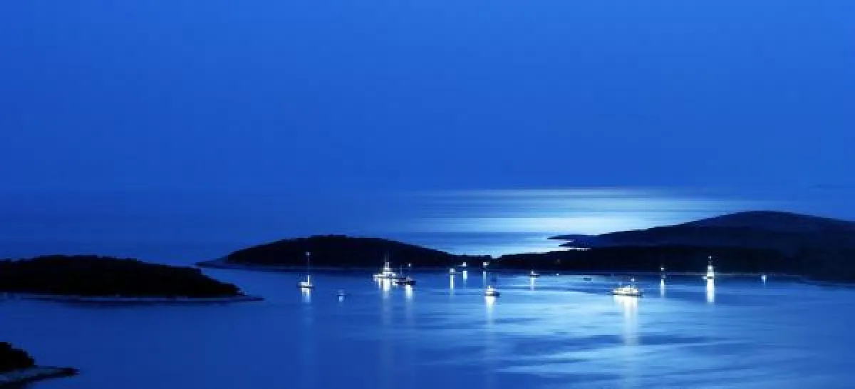 Hvar bei Nacht - Foto: Kroatische Zentrale für Tourismus/Mario Romulic und Drazen Stojcic