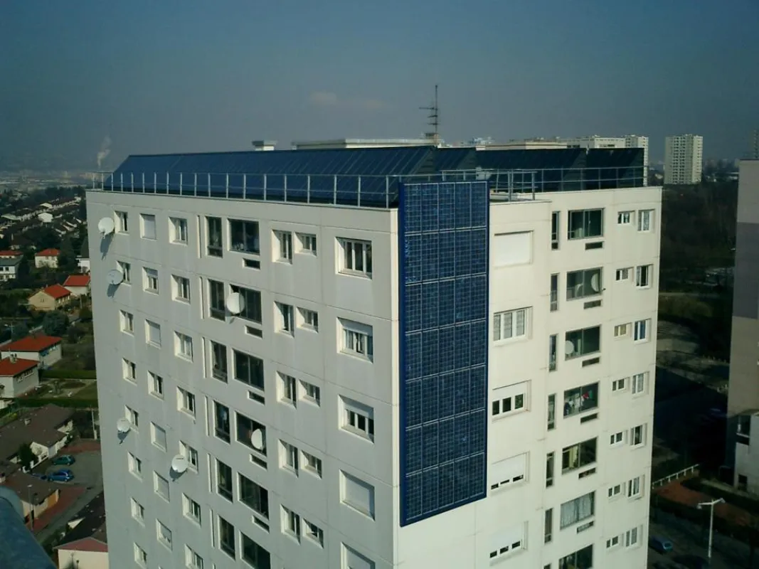 Auch im sozialen Wohnungsbau wird verstärkt auf Sonnenenergie gesetzt, wie das Beispiel La Darnaise in Vénissieux zeigt. Foto: © ENERPLAN