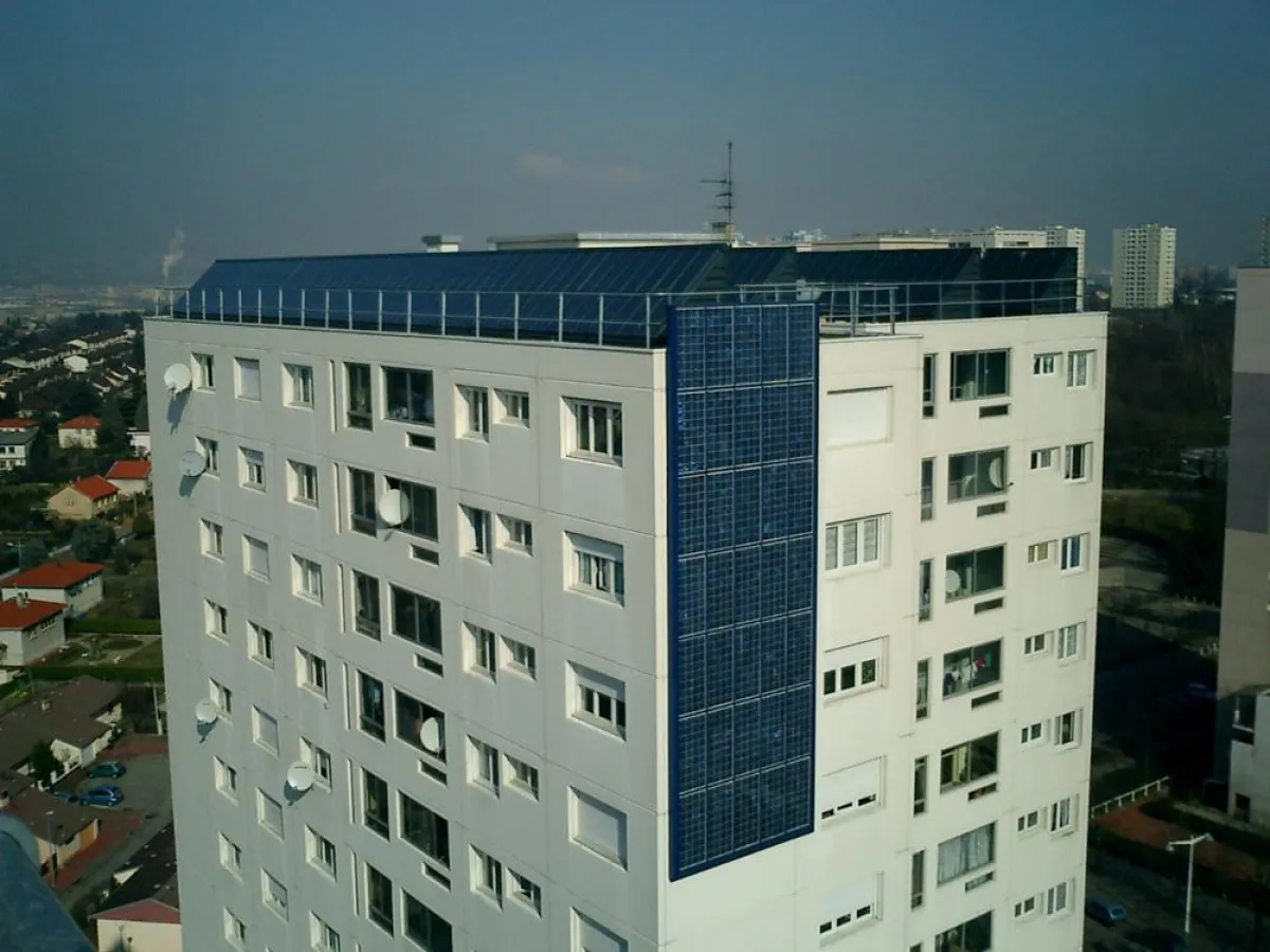 Auch im sozialen Wohnungsbau wird verstärkt auf Sonnenenergie gesetzt, wie das Beispiel La Darnaise in Vénissieux zeigt. Foto: © ENERPLAN