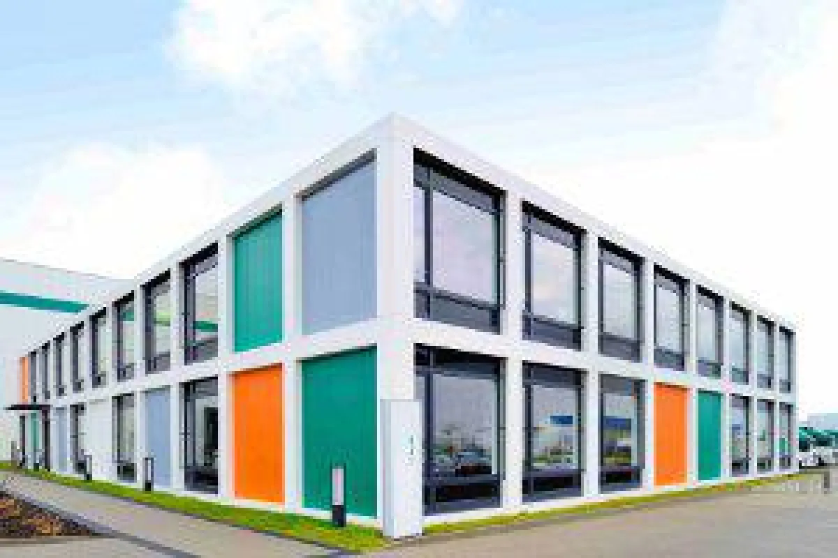 28 Raummodule erweitern das bestehende Gebäude