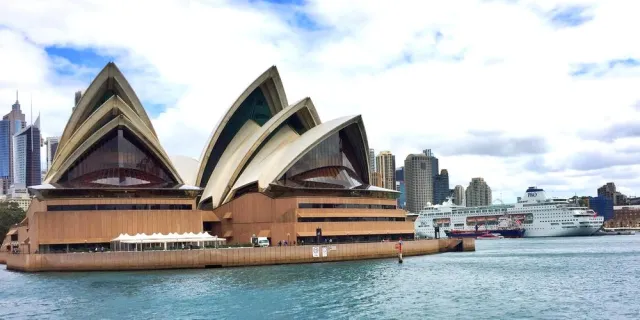 Bild: Gap Year: Sollte man das Work and Travel-Jahr besser alleine, als Paar oder in einer Gruppe verbringen?