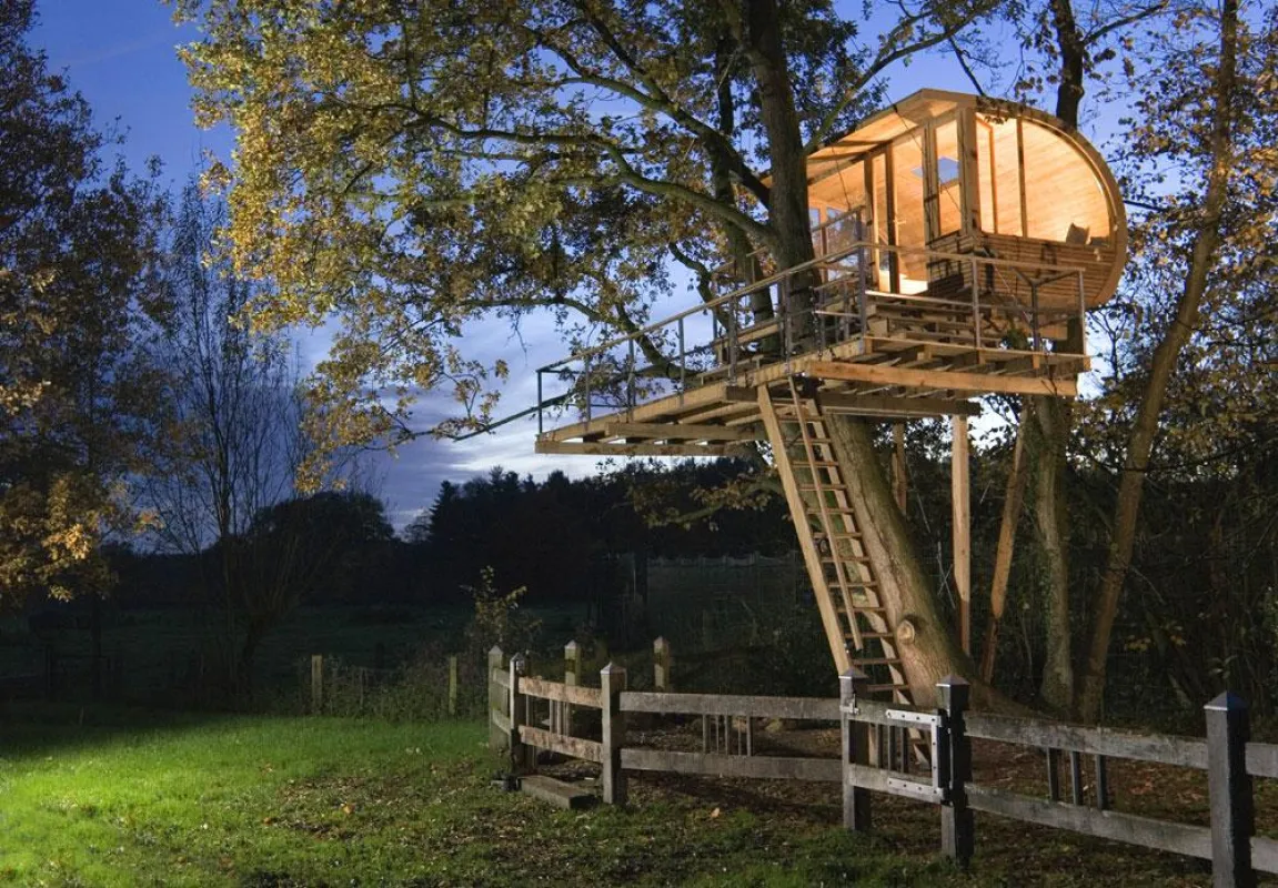 Die üppigen Baumhäuser vom Architekten ermöglichen Alltagsfluchten für Jung und Alt zwischen Blättern und Ästen. Foto: Baumraum / Immowelt.de