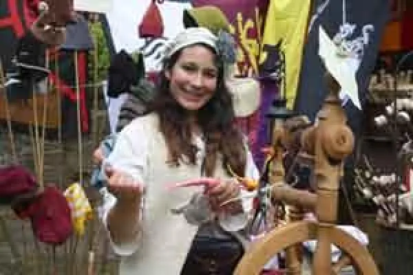 Bild: Feiern mit Filz und Fruchtwein - „Filzflausch“ und „Flux’ Weinturm“ schauen in gemeinsame Zukunft