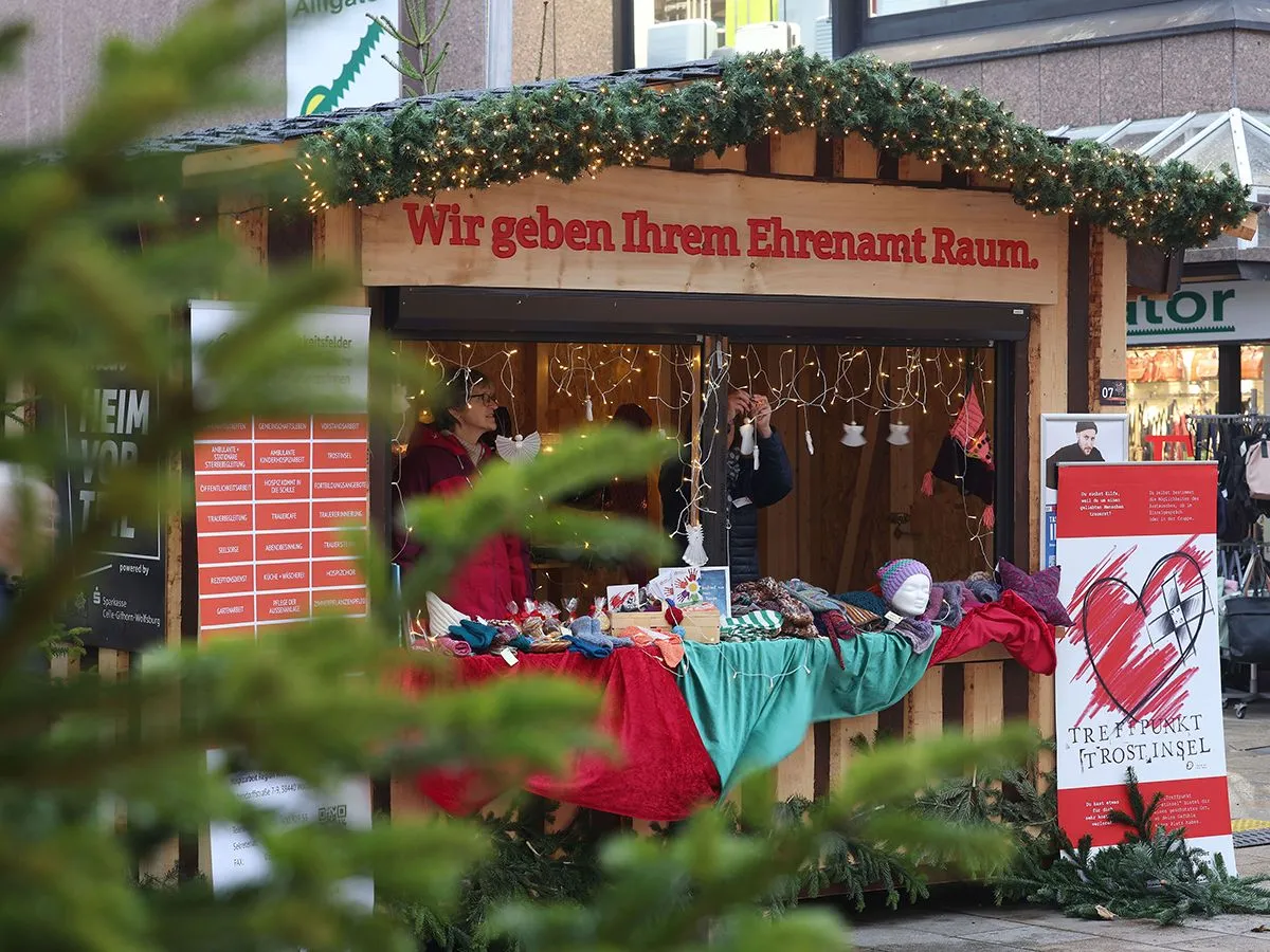 Ehrenamtshütte auf dem Wolfsburger Weihnachtsmarkt (© WMG Wolfsburg)