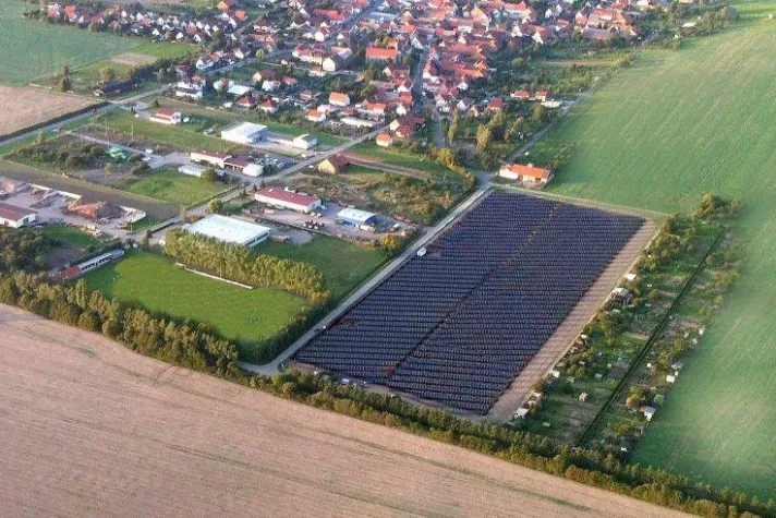 Bild: Photovoltaik in Thüringen: SRU Solar AG und Gemeinde Urbach übergeben 1,73 MW Solarpark an Investor