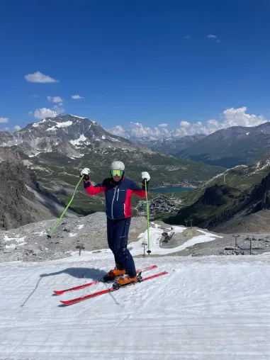 Tropensommer vs. Gletscherschnee: Höhenmeter Bergfest für Flühr. Bild: Tropensommer vs. Gletscherschnee: Höhenmeter Bergfest für Flühr.