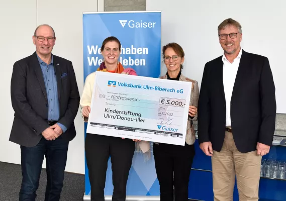 Bild: Julius Gaiser spendet 5.000 Euro an die Kinderstiftung Ulm/Donau-Iller