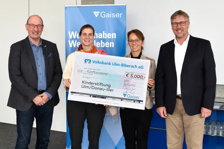 Bild: Julius Gaiser spendet 5.000 Euro an die Kinderstiftung Ulm/Donau-Iller