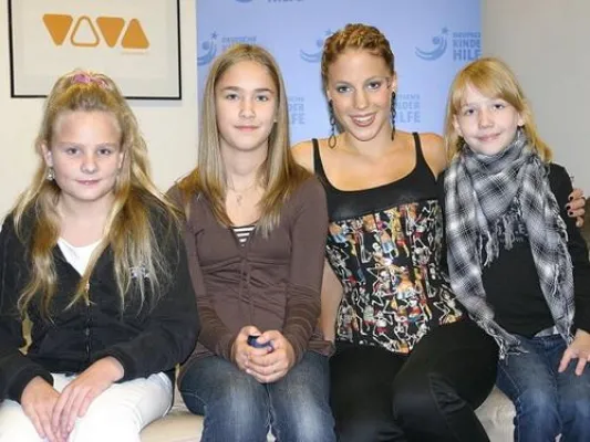 Bild: LaFee - Weihnachtsgeschenk-Spendenaktion für Deutsche Kinderhilfe bei Dezember-Tour