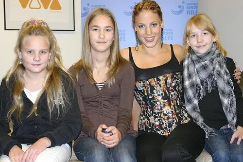 LaFee - Weihnachtsgeschenk-Spendenaktion für Deutsche Kinderhilfe bei Dezember-Tour Bild: LaFee - Weihnachtsgeschenk-Spendenaktion für Deutsche Kinderhilfe bei Dezember-Tour