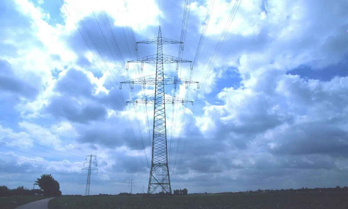 Wenn dunkle Wolken aufziehen, droht auch Gefahr für Immobilien. Hausbesitzer und Mieter sollten wissen, was wie versichert werden kann. Foto: RWE / Immowelt.de