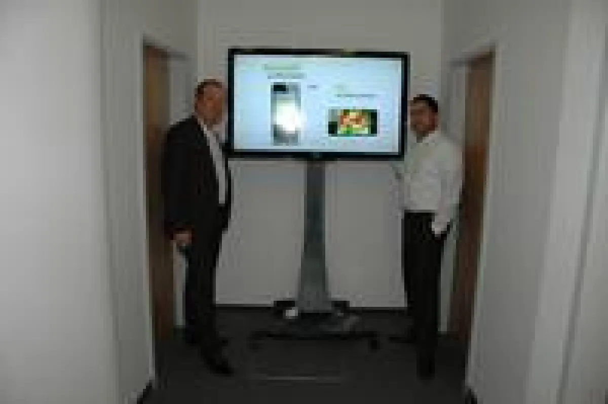 Björn Christiansen und Mohammed Kabiri zeigen die neue Digital Signage Komplettlösung
