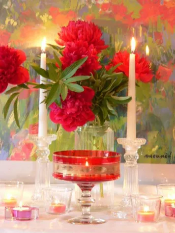 Bild: Pfingstrosen und Kerzen: eine herrliche Deko-Kombination