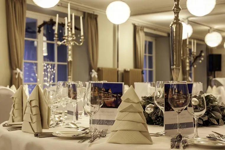 Bild: Festliche Einstimmung auf Weihnachten im Moselschlösschen – Eröffnungsgala zum 9. Mosel-Wein-Nachts-Markt