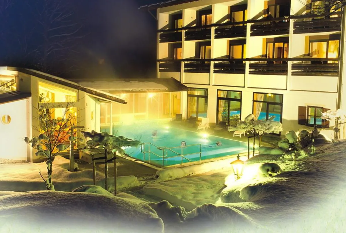 Etwas für Nachtnixen, der Pool des 4*S Almhotels Alpenhof bei Berchtesgaden