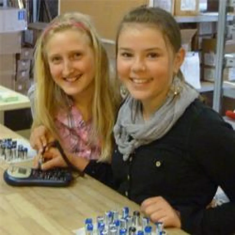 Laura und Sophie beim Spannungsmessen