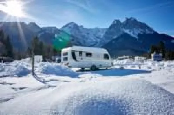 Bild: Camping geht auch ganz in weiß