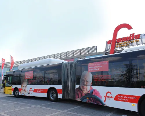 Bild: Ein Einkaufsland fährt Bus!