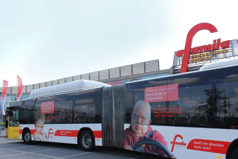 Bild: Ein Einkaufsland fährt Bus!