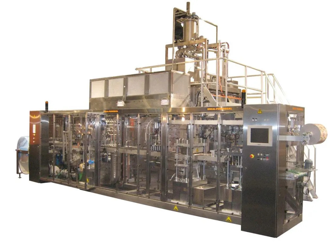 Die verschiedenen Fertigungsschritte der Lebensmittelverpackungsmaschine EF400 werden auf einer einzigen Verpackungslinie unter kontrollierter Atmosphäre und mit integrierter Applikation von Dekorfoli