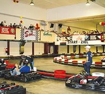 Bild: Mit der Arche auf die Kartbahn