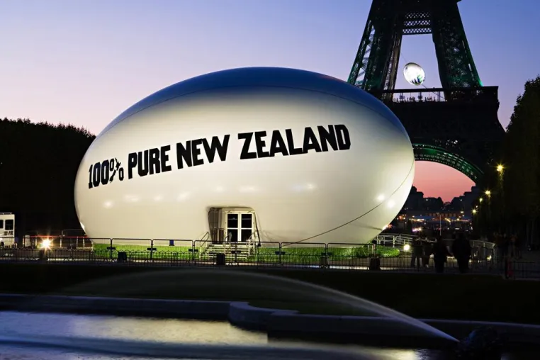 Bild: Kick-off in Paris – Touch-down in Auckland