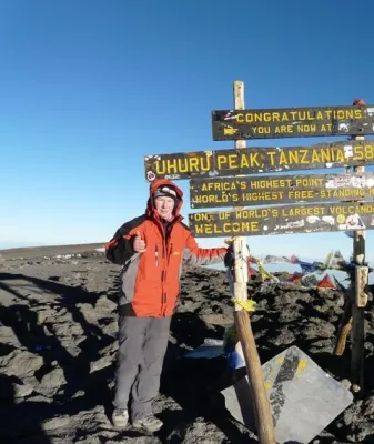 Bild: Extremsportlerin Claudia Weber auf dem Dach Afrikas
