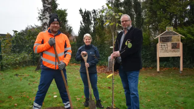 Bild: Blühwiesen-Aktion: HanseWerk Tochter SH Netz stiftet der Gemeinde Hanerau-Hademarschen drei Obstbäume