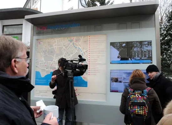 Bild: mc-quadrat konzipiert und realisiert in der T-City Friedrichshafen interaktive Schauwand für Deutsche Telekom