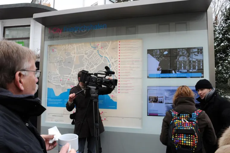 Bild: mc-quadrat konzipiert und realisiert in der T-City Friedrichshafen interaktive Schauwand für Deutsche Telekom