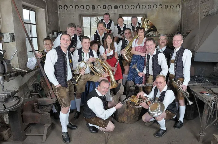 Top Bayernkapelle spielt auf Gut Basthorst zum Jubiläum Bild: Top Bayernkapelle spielt auf Gut Basthorst zum Jubiläum