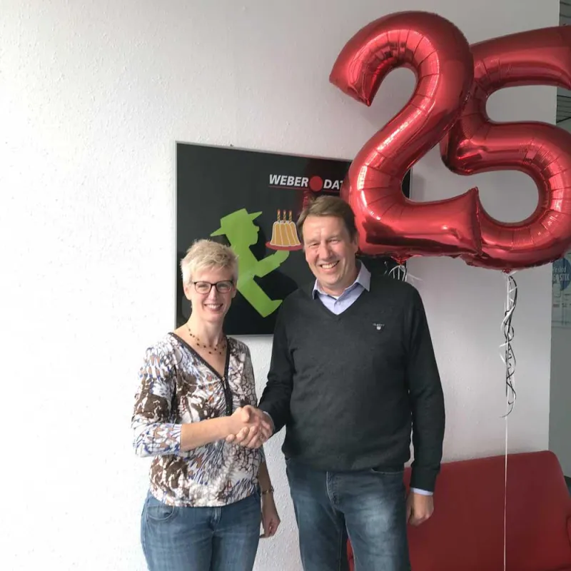Mit-Geschäftsführerin Astrid Drexhage gratuliert Mathias Temmeyer.
