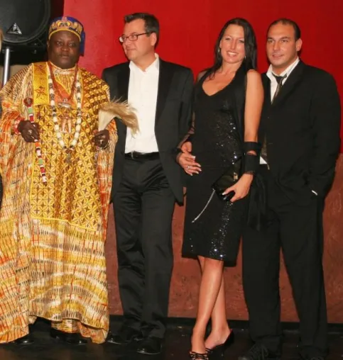 Bild: CSU-Fraktionsvors. Josef Schmid begrüsst seine Majestät König Odu Dua von Benin beim Szenegespräch