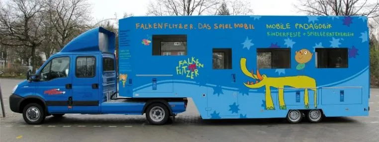 Der Falkenflitzer bekommt neues Spielmobil für die offene Kinder- und Jugendarbeit in den Wohnunterkünften Bild: Der Falkenflitzer bekommt neues Spielmobil für die offene Kinder- und Jugendarbeit in den Wohnunterkünften