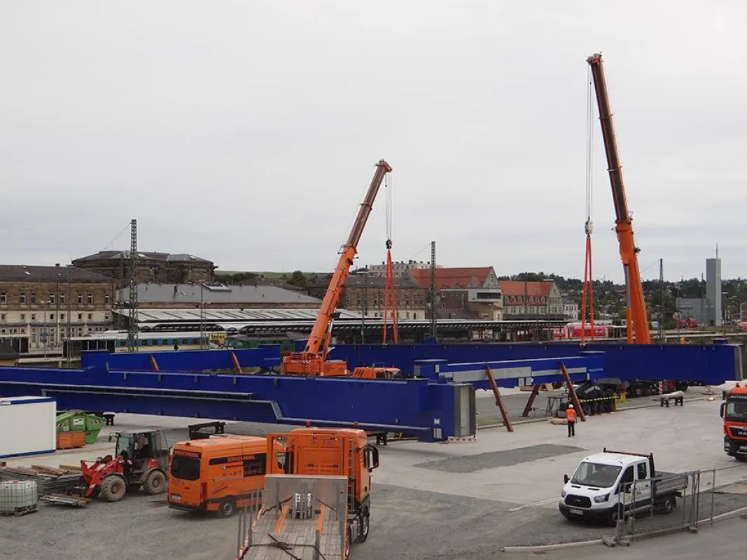 Der erste Kran am Containerterminal in Hof wird aufgebaut (Quelle: Contargo)