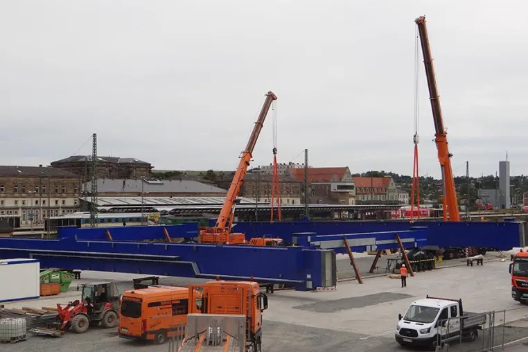 Am Contargo-Terminal in Hof werden zwei Containerkräne aufgebaut Bild: Am Contargo-Terminal in Hof werden zwei Containerkräne aufgebaut