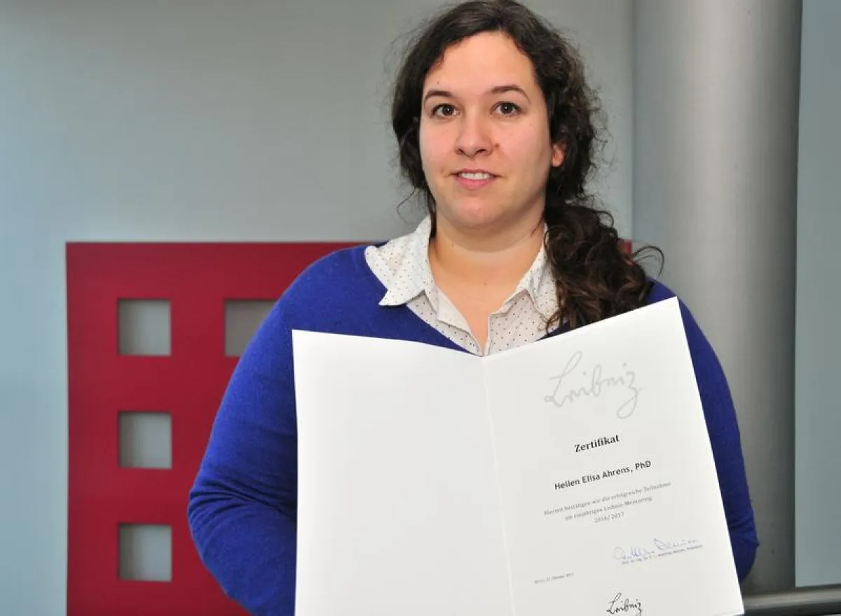 Dr. Hellen Ahrens mit ihrem Zertifikat zum erfolgreichen Abschluss des Mentoring-Programms 2016/2017 der Leibniz-Gemeinschaft. ([Foto: Kerstin Wagner/FLI])