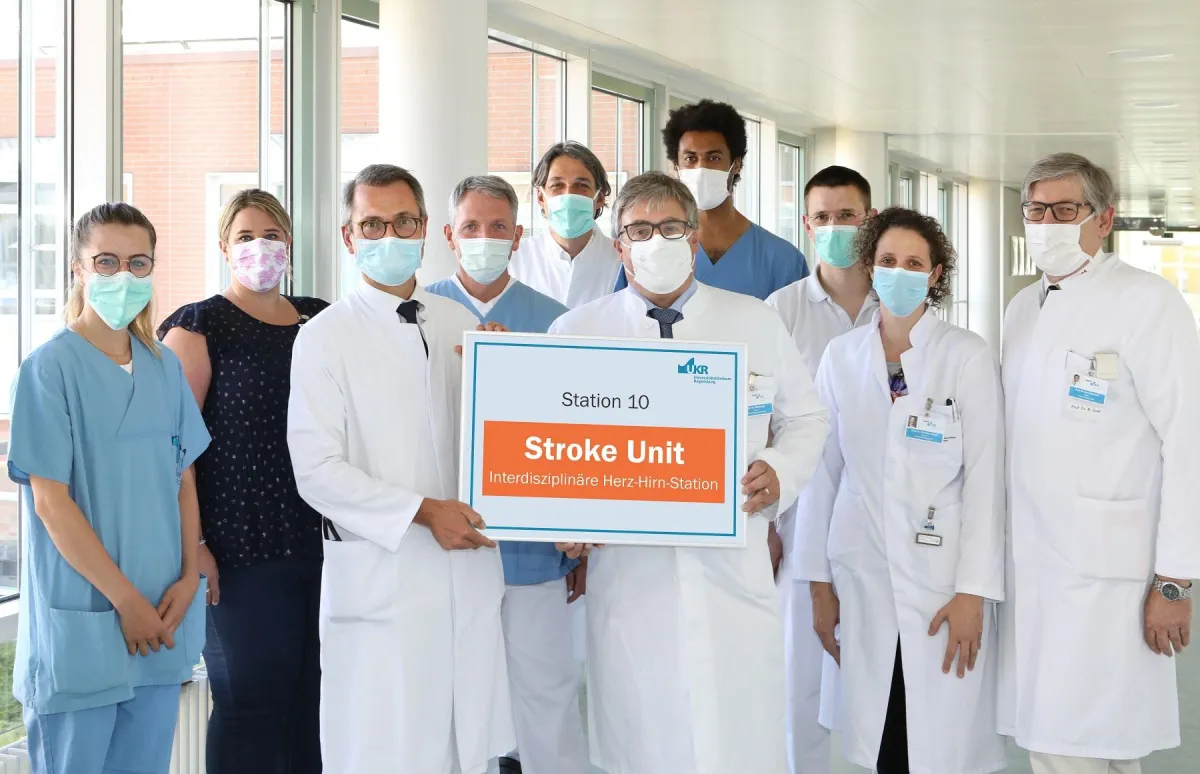 Das interdisziplinäre Team der neu gegründeten interdisziplinären Herz-Hirn-Stroke Unit (Foto: UKR).