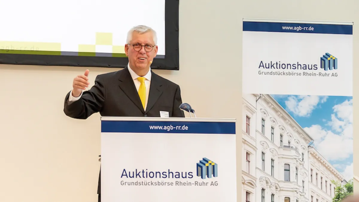 Zum Ersten, zum Zweiten, zum Dritten... Auktionator Klaus-Peter Großmann (© recall_Sabine Felderhoff)