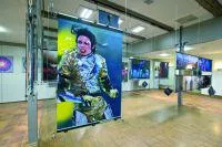 Bild: Hinrichs Licht+Druck rockt die EuroShop mit innovativen Displays: Heroen der Pop-Musik in 3D und XXL