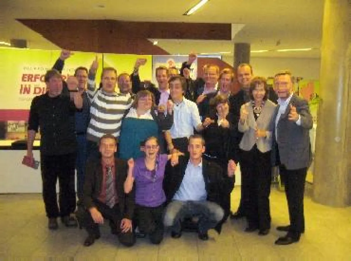 Das Pro-Mensch-Team mit Waltraud Maack (2.vr) und Peter Weckesser (1.vr) von Pro Mensch mit den Studenten und dem Teamleiter Helmut Osterholt (2.vl) der belhoga, nebst TOP-Referent Klaus Kobjoll (1.vl