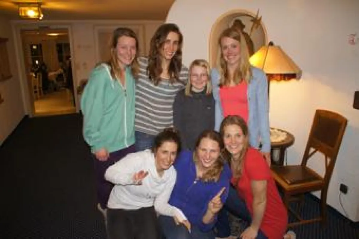 Die kleine Anna Berwanger freut sich mit Erin Mielzynski (o.r.) und dem kanadischen Team.