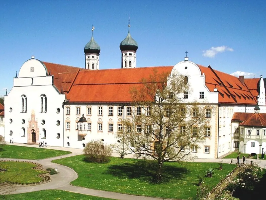 Der Konventbau des Klosters Benediktbeuern, in dem sich die Philosophisch-Theologische Hochschule befindet