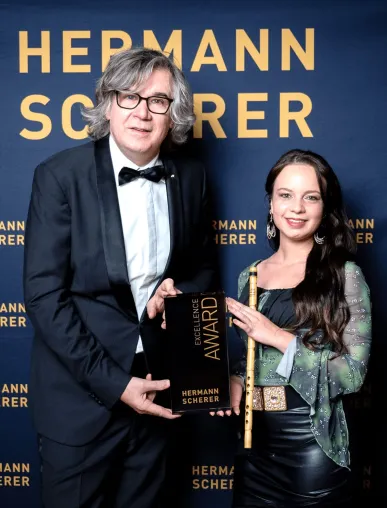 Bild: Flötentöne im Spotlight - Nora Hassan erhält Kultur-Award beim 16. internationalen Speakerslam