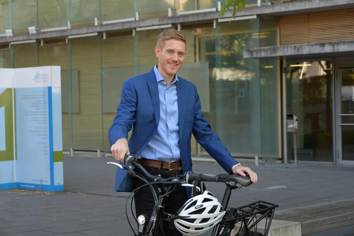 Prof. Dr. Dennis Knese ist der neue Radprof(i) der Frankfurt UAS. © Frankfurt UAS/Friederike Mannig