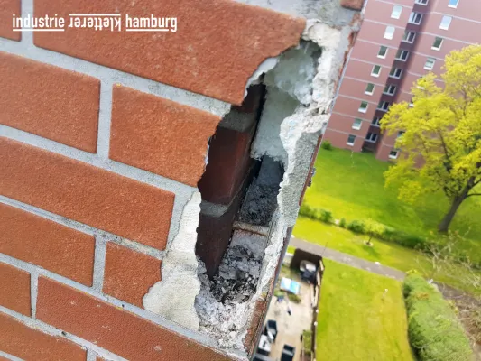 Bild: Industrie Kletterer Hamburg IKH GmbH: Ursachen und Behebung von Spechtlöchern an Fassaden