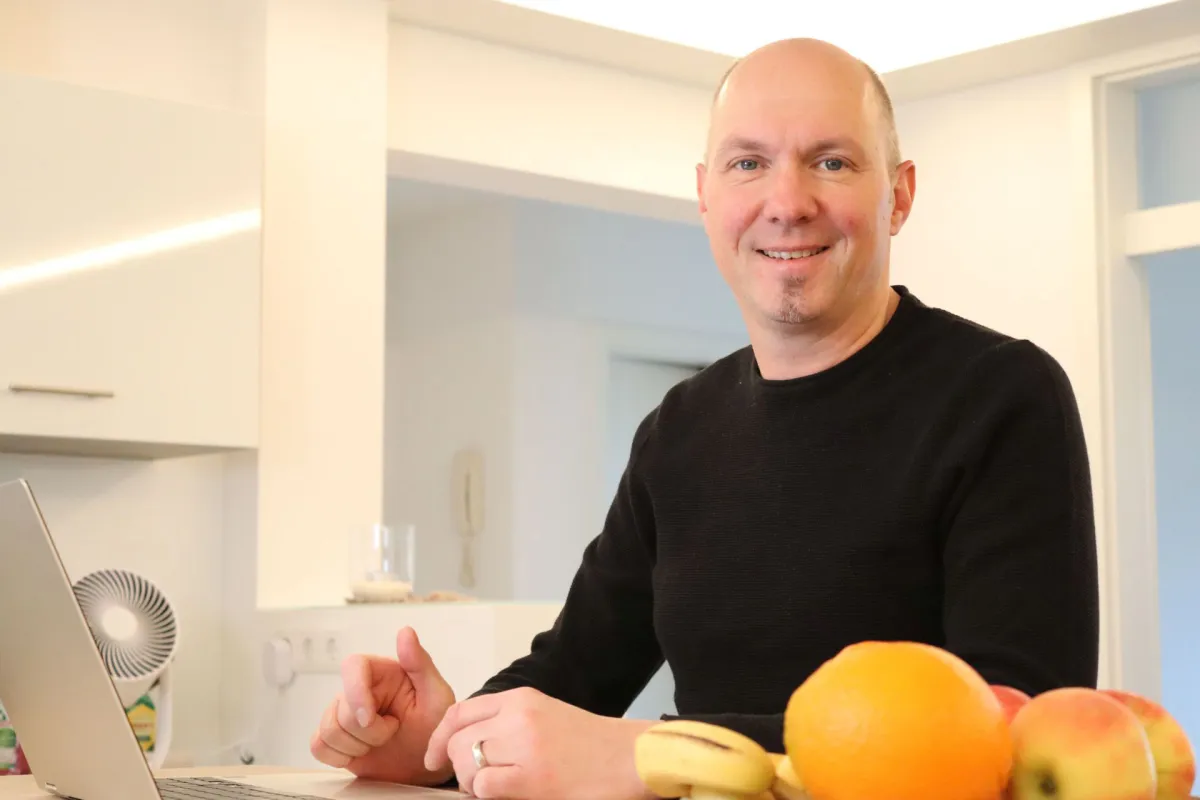Mike Gahn, Geschäftsführer der ownSoft, treibt die Integration von KI-Funktionen im BeWoPlaner voran (© Hayit Medien)